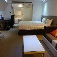 奥がバスルーム、とにかく広かった！