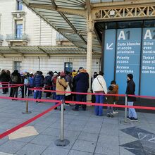 展覧会予約者専用の列