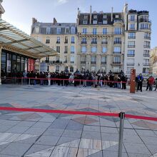 奥の長い列は展覧会ではなく常設展示の予約者の列