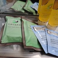 アメニティーはメイク落とし、石鹸、シャンプー、シャワーキャッ