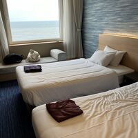 部屋はシンプルですが、海側の景色は素晴らしい