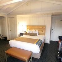 客室、右が玄関、正面右が隣の部屋、左奥がシャワールーム