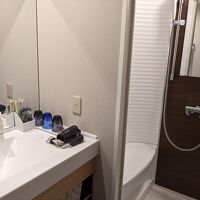 アメニティもあって、シャワーブースのイスが何気に便利