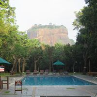 中庭のプール越しにシギリヤロックが見渡せます