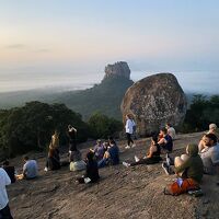 早朝、シギリヤロックと御来光を見にピドゥランガラロック登山