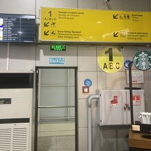 搭乗ゲートへの入口の一つ