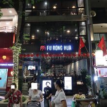 ホアンキエム湖北端側の外観と出入口。出入口は裏手にもあります