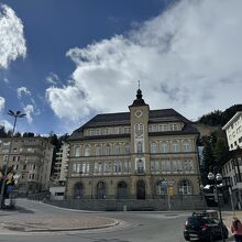 広場の背後に建つ旧学校