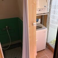 無料で使える洗濯機(洗剤は持参の事)とシャワー