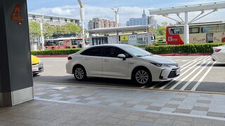 白い車のタクシーでした！