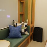 窓際にベンチ、足元は畳