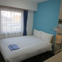 どっきりする鮮やかなブルーの壁。落ち着いた色でないのが残念。