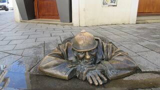 人気のマンホールおじさん