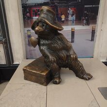 西側のホームにパディントン・ベア