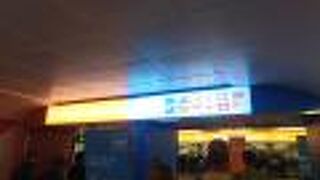 日本人は、自動改札で入国。