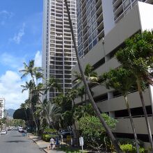 ピンクラインはクヒオ通りを通ってアラモアナセンターへ向かいま