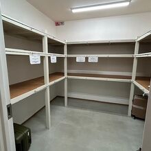 荷物置き場。スーツケース用チェーンは有料での貸出あり
