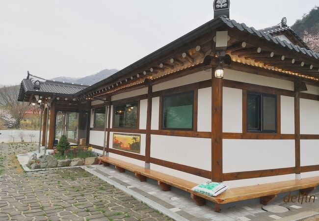 パニーニのプレートはボリューム満点、地元にも愛されるカフェ