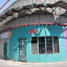 カラフルな建物があります