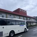 宮之浦川沿いにある路線バス利用も便利な宿