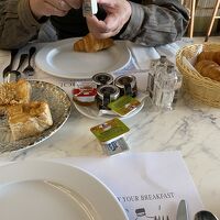 朝食はメニューを見て選ぶギリシャ語と英語表記