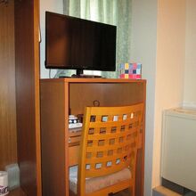 デスクスペースがなく、テレビ台で食事