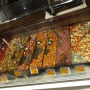 ポキ売り場は人だかり