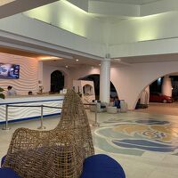 フロント。裏手にATMあります