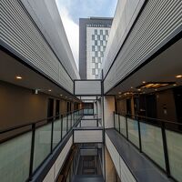 ホテル内、空が見えます。