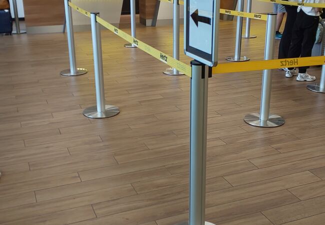 ハーツレンタカー (ホノルル空港店)