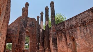 パゴダも修道院も半分以上崩れてしまっています