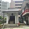 真っ白な社殿が印象的
