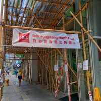 リノベーション用の竹の足場が組まれていた玄関