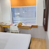 ダブルベットの部屋、香港なので狭いのは仕方が無いですね