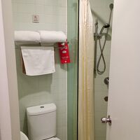 バスルームも当然バスタブ無しだし狭い