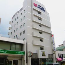 白亜の洒落た外観