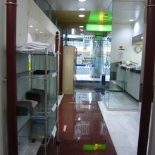 １階　セルフアメニティー棚