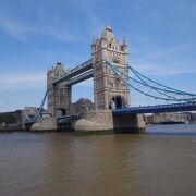 ロンドンを代表する橋。人が多い。
