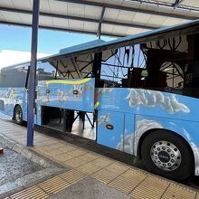 乗るバスは違う番号に止まっていました