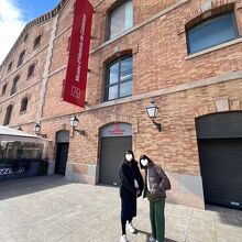 カタルーニャ歴史博物館の前で記念撮影