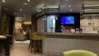 狭くて混んでいる。