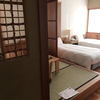 隣は一段上がって和室。クローゼット・トイレ