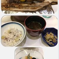 夕食の一部・朝食はバイキング。品数はそれなりにありました。