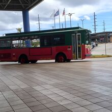 赤いシャトルバス