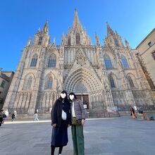 青空に映える大聖堂と記念撮影