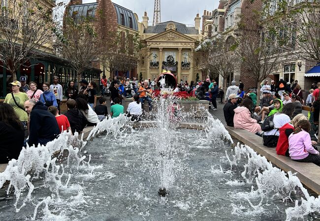 目玉のアトラクションは「レミーのおいしいレストラン・アドベンチャー」