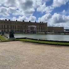 庭から建物を見る