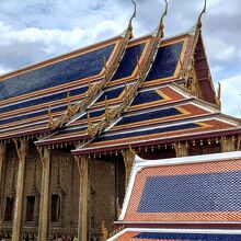 周囲の建築群と一体化しています