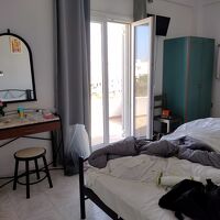 大きな窓の外は広々としたテラス