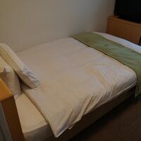 クイーンサイズのシングルベッド。